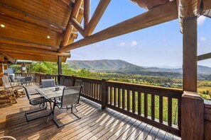 Outdoor dining - Lodge Mahal - Luxe True Log Cabin - Amazing Views (Sevierville)
