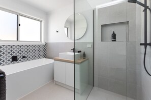 Hårføner og håndklær