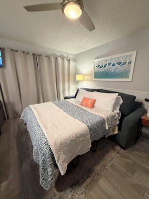 Plenty of room for guests: queen sleeper sofa - Beach View/Walk to White Sand/King Bed/Private Balcony/Gulf Shores, AL (Gulf Shores)