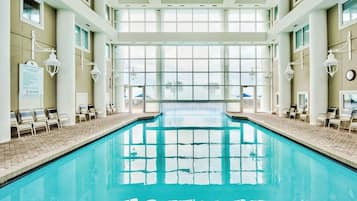 Una piscina cubierta, una piscina climatizada