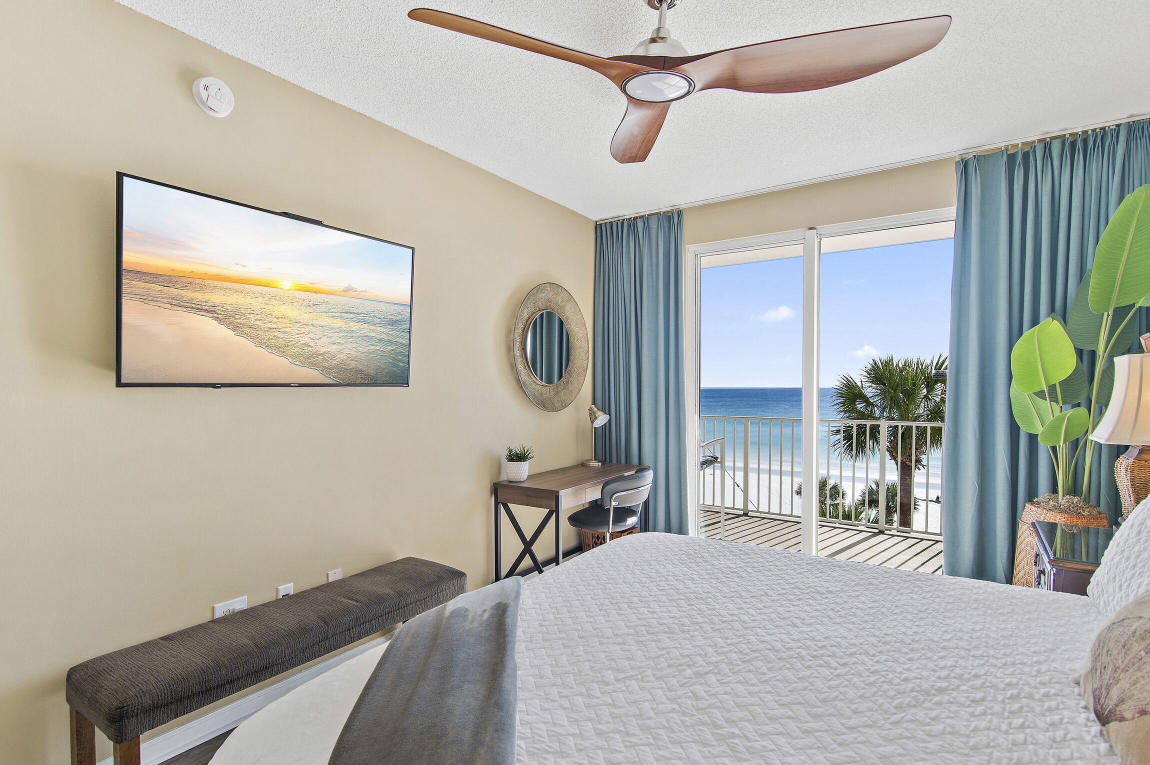 3 habitaciones, escritorio y tabla de planchar con plancha 