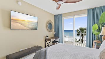 3 habitaciones, escritorio y tabla de planchar con plancha