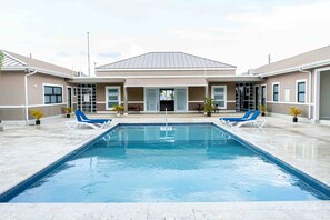 Una piscina al aire libre