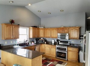 冷蔵庫、電子レンジ、オーブン、コンロ