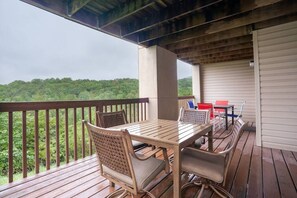 Outdoor dining - SDC Luxe- Luxury Condo close to Silver Dollar City (Branson)