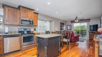 Coffee/tea maker, fridge, microwave, oven