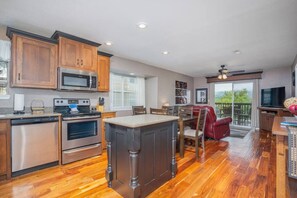Fridge, microwave, oven, stovetop - SDC Luxe- Luxury Condo close to Silver Dollar City (Branson)