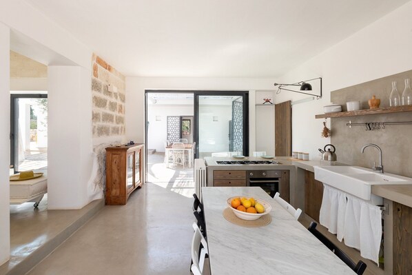 Kühlschrank, Ofen, Geschirrspüler, Wasserkocher mit Kaffee-/Teezubehör