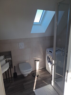 Douche, serviettes fournies, savon, papier toilette