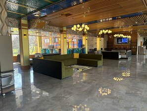 تلفزيون إل إي دي بحجم 55-بوصة يعرض قنوات تلفزيونية باشتراك مدفوع