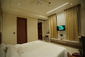 Camera Deluxe con letto matrimoniale o 2 letti singoli | Una scrivania, postazione laptop, tende oscuranti, Wi-Fi gratuito