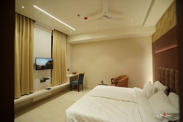 Dobbelt- eller tomannsrom – deluxe | Skrivebord, skrivebord for bærbar PC og blendingsgardiner