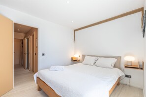 2 Schlafzimmer, Schreibtisch, Bügeleisen/Bügelbrett, Reisekinderbett