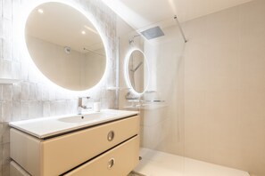 Douche, séchoir à cheveux, serviettes fournies
