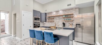 Accessible Gem • 3BR • Jacuzzi • Air Hockey • Sleeps 13 • Chinatown