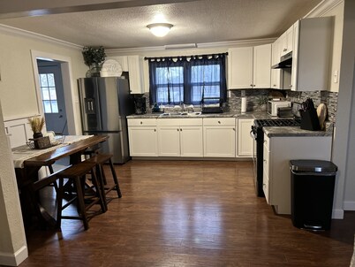 Cozy Three bedroom home in Central Farmington