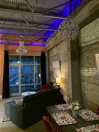 Green Door Lofts-Silo Chic Loft Silos/Downtown