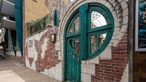 Un edificio con puerta verde y fachada de ladrillo.