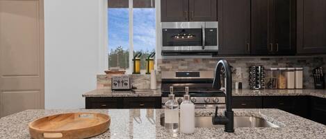 Refrigerador, microondas, horno y parrilla de estufa