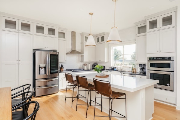 Private kitchen - Luxury 4B4B family home in Great Park super close to pools & parks (Irvine)