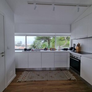 Geladeira, micro-ondas, fogão, cooktop