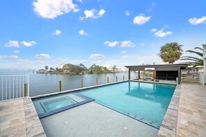 Alberca al aire libre y alberca climatizada