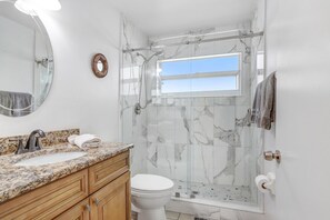 Douche, serviettes fournies, papier toilette