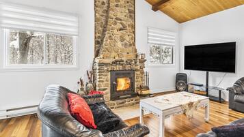 Smart TV, chimenea, videojuegos y tenis de mesa