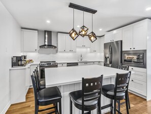 Fridge, microwave, oven, stovetop - Magnifique chalet location d'exception dans un univers chaleureux à St-Hippolyte (Saint-Hippolyte)