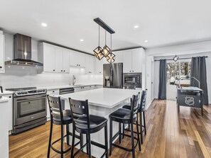 Fridge, microwave, oven, stovetop - Magnifique chalet location d'exception dans un univers chaleureux à St-Hippolyte (Saint-Hippolyte)