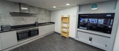 House | Private kitchen | Fridge, microwave, oven, stovetop