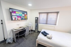 House | 1 bedroom, iron/ironing board, free WiFi, bed sheets - Captivating 1-bed Studio in Birmingham (Birmingham)