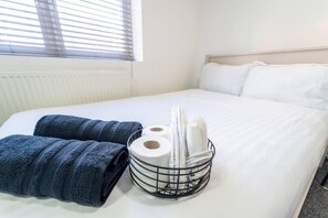 House | 1 bedroom, iron/ironing board, free WiFi, bed sheets - Captivating 1-bed Studio in Birmingham (Birmingham)