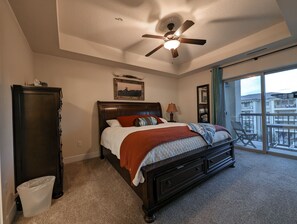 4 sovrum, skrivbord, strykjärn/strykbräda och resesäng