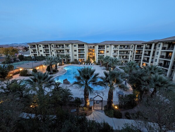 Utomhuspool och uppvärmd pool