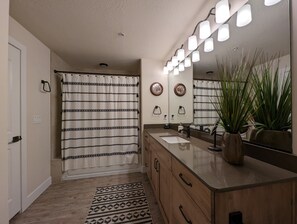 Dusch, hårtork, handdukar och tvål