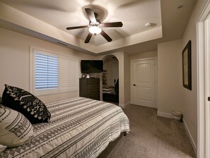 4 bedrooms, desk, iron/ironing board, travel cot - The Hideout is a recently remodeled, fully wheelchair-accessible, luxury condo (St. George)
