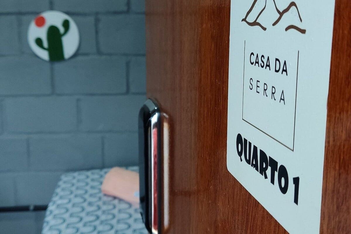 A hotel room door with a sign indicating it is "Casa da Serra, Quarto 1".