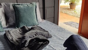A bedroom with a bed, pillows, and a blanket. - Suíte maravilhosa Casa da Serra (Aurora do Tocantins)
