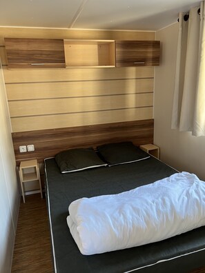 3 dormitorios, tabla de planchar con plancha, cuna de viaje