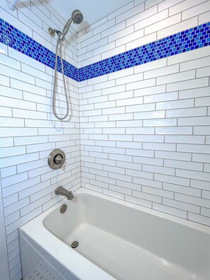Dusche, Handtücher, Shampoo, Toilettenpapier