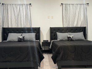 4 makuuhuonetta, silitysrauta/-lauta, ilmainen Wi-Fi, vuodevaatteet