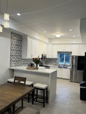 Jääkaappi, mikroaaltouuni, uuni, liesi