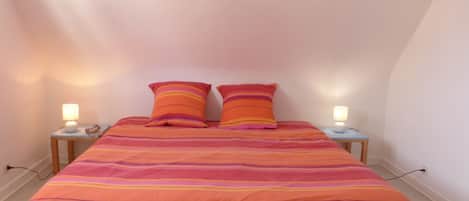 3 bedrooms, iron/ironing board, travel cot, free WiFi