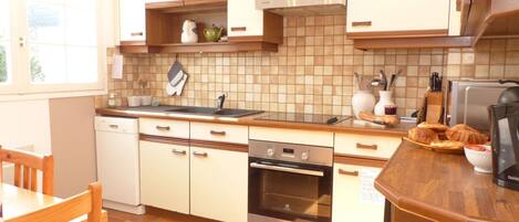 Kühlschrank, Mikrowelle, Ofen, Herdplatte