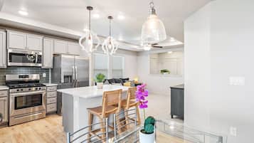 Geladeira, micro-ondas, fogão, cooktop