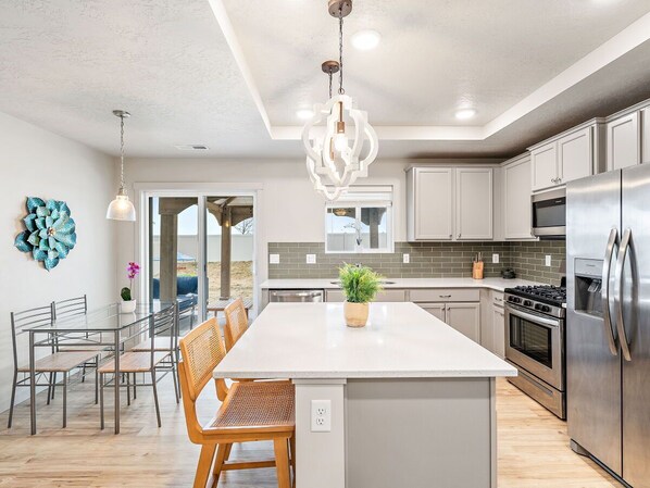 Kühlschrank, Mikrowelle, Ofen, Herdplatte