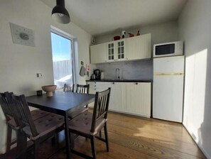 Réfrigérateur, micro-ondes, plaque de cuisson, cafetière/bouilloire