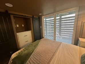 2 多间卧室、办公桌、免费 WiFi、床单
