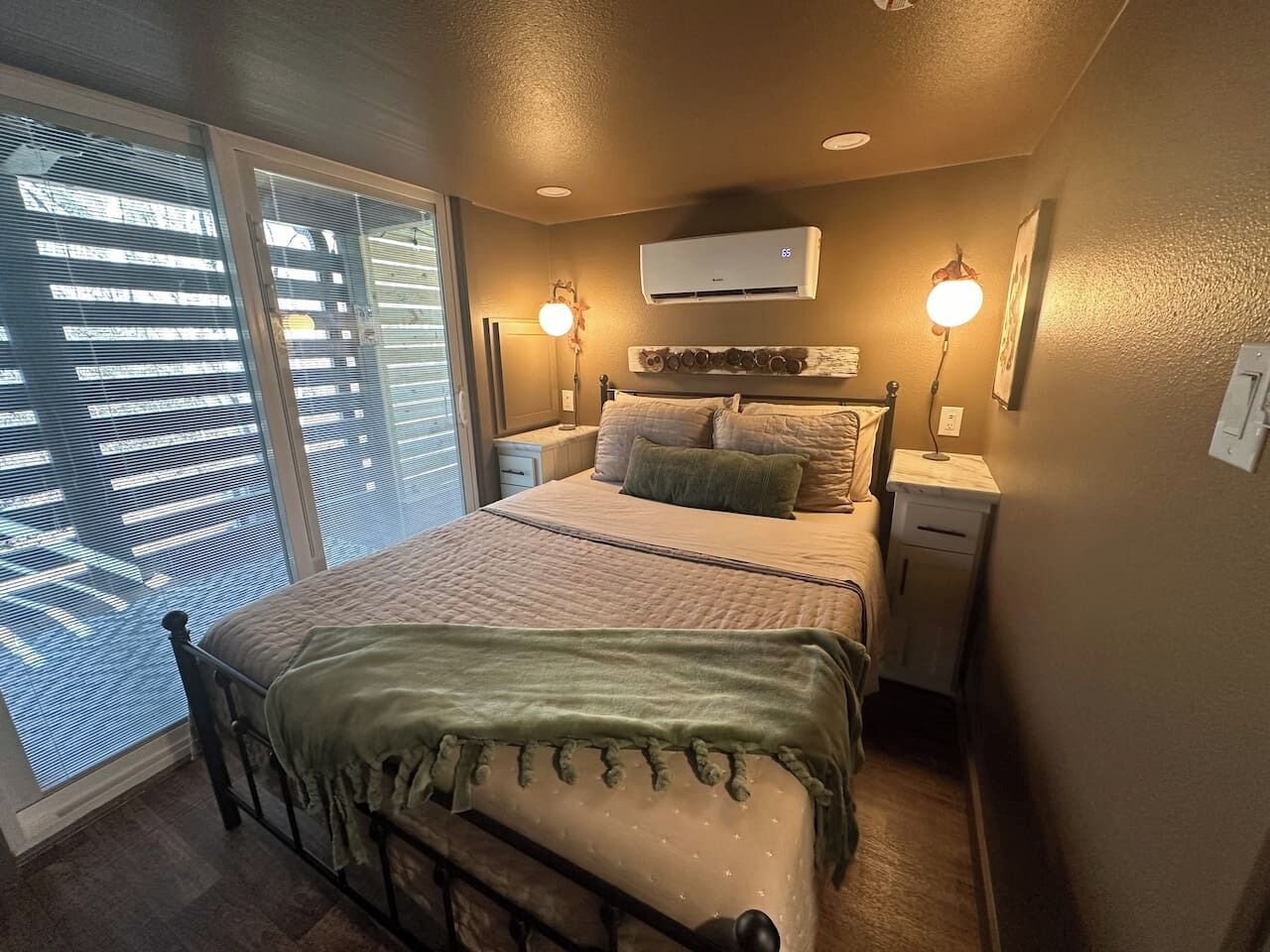 2 室のベッドルーム、デスク、WiFi (無料)、ベッドシーツ